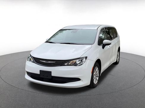 Used 2023 Chrysler Voyager LX image 7