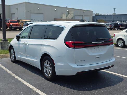 Used 2024 Chrysler Pacifica Touring-L FWD image 5