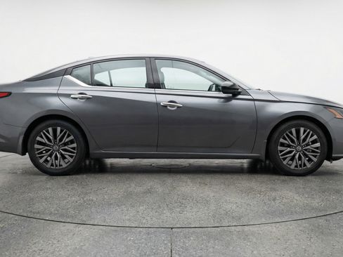Used 2025 Nissan Altima 2.5 SV FWD image 11