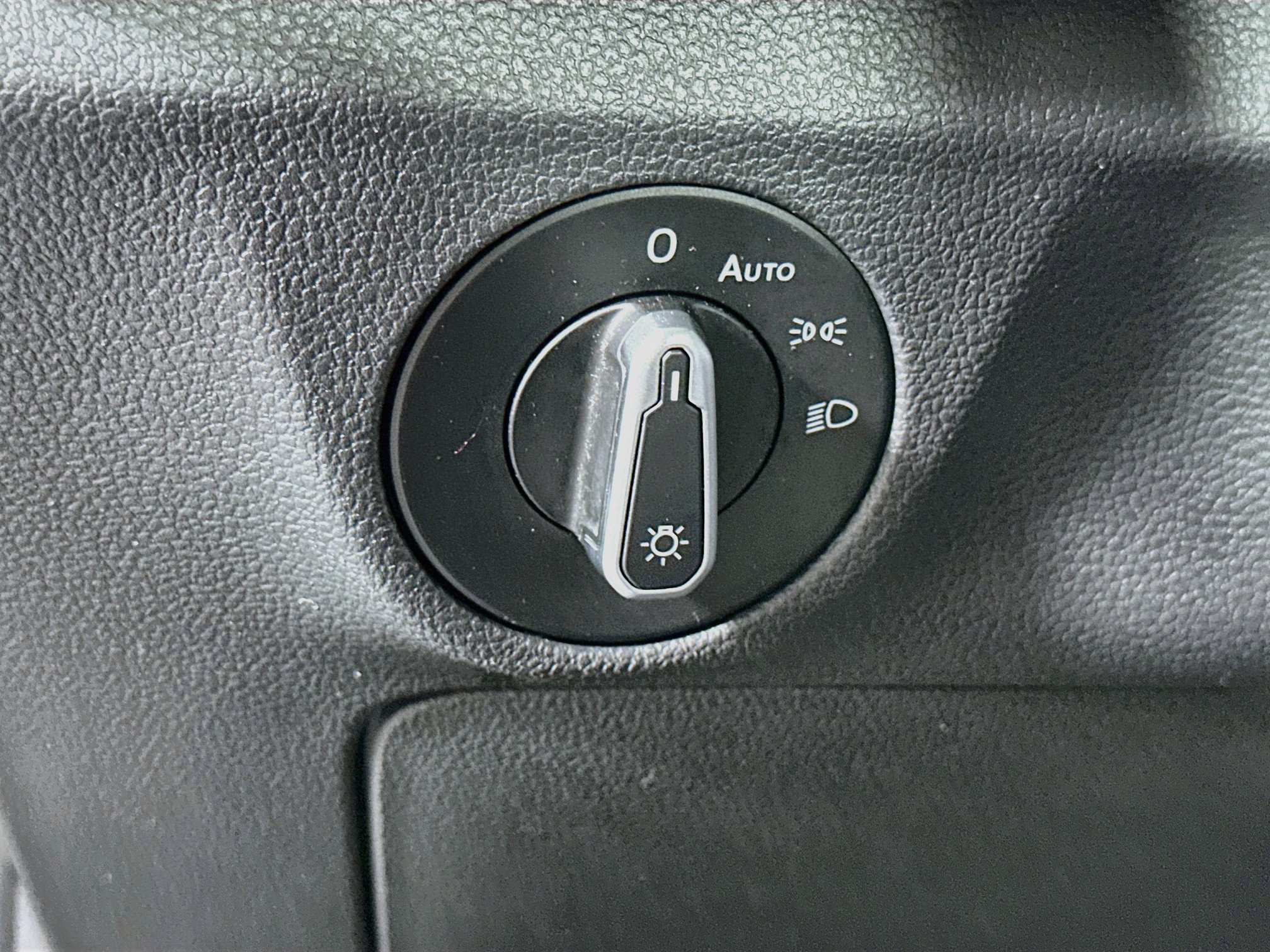 Used 2025 Volkswagen Jetta SE FWD image 17