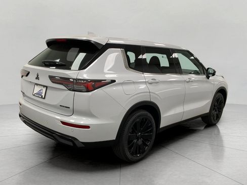 New 2026 Mitsubishi Outlander LE AWD/4WD image 3
