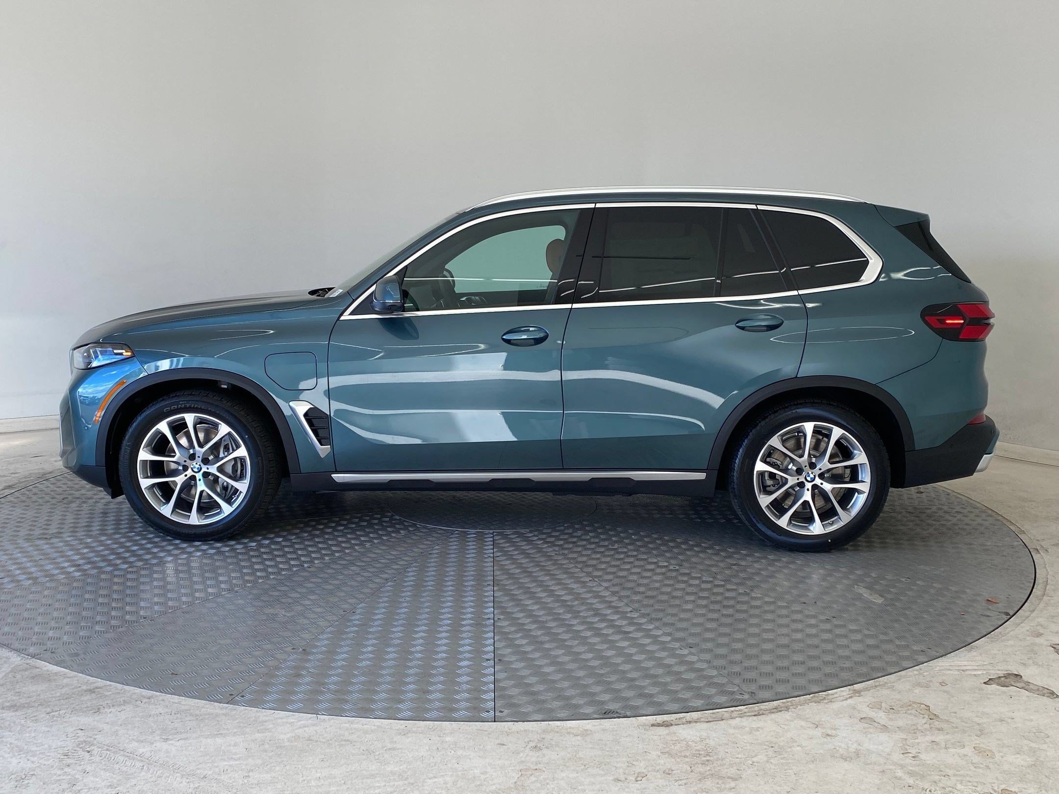 Used 2026 BMW X5 xDrive50e w/ Premium Package AWD/4WD image 2