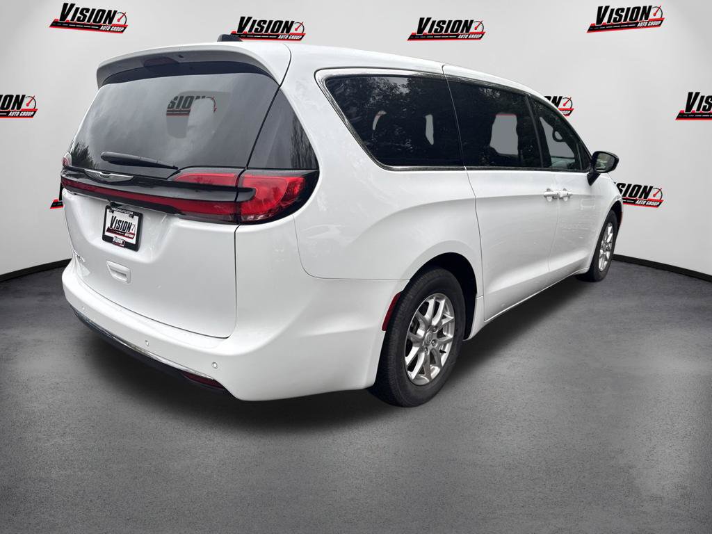 Used 2026 Chrysler Pacifica Select FWD image 5