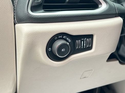 Used 2024 Chrysler Pacifica Touring-L w/ Uconnect Theater Family Group FWD image 37