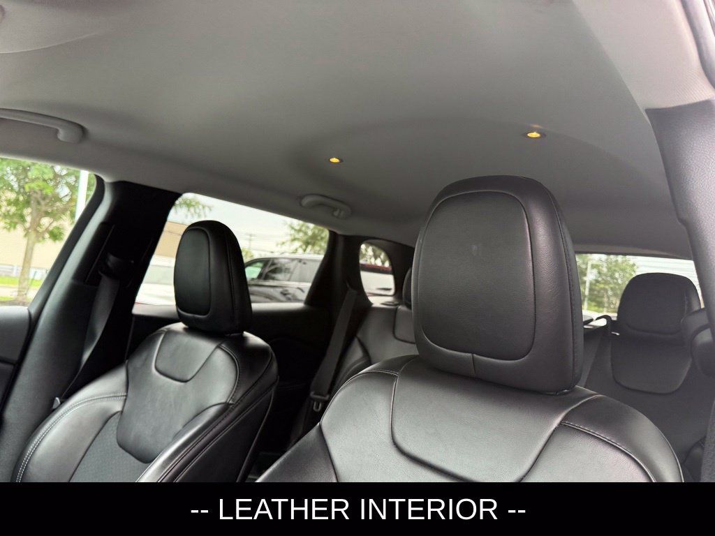 Used 2019 Jeep Cherokee Latitude Plus w/ Cold Weather Group AWD/4WD image 8