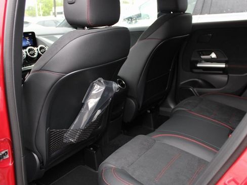 Used 2025 Mercedes-Benz GLA 250 4MATIC image 35