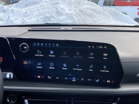 Used 2025 Chevrolet Traverse LT image 17