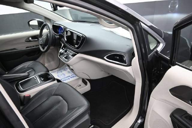 Used 2022 Chrysler Pacifica Touring-L FWD image 9