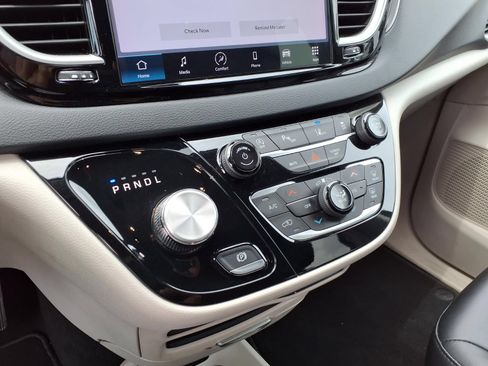 Used 2023 Chrysler Pacifica Touring-L FWD image 8