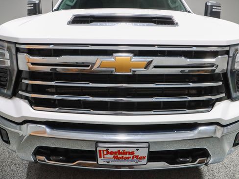 Used 2024 Chevrolet Silverado 2500 LTZ AWD/4WD image 4