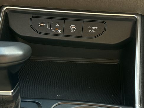 Used 2025 Kia Carnival image 32