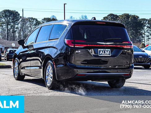 Used 2023 Chrysler Pacifica Touring-L image 7