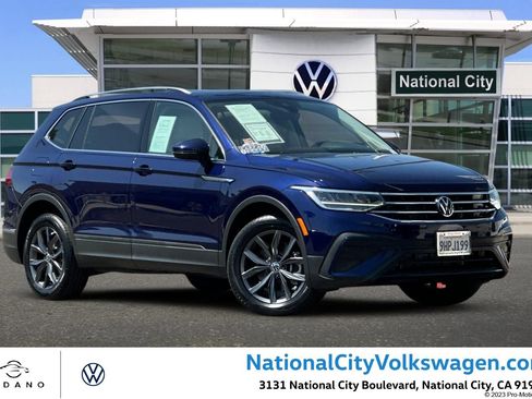 Used 2023 Volkswagen Tiguan SE w/ Panoramic Sunroof Package FWD image 1