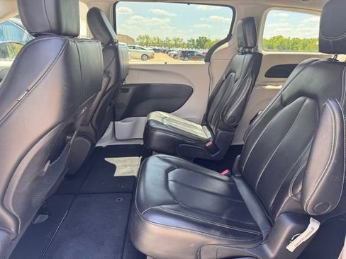 Used 2023 Chrysler Pacifica Touring-L FWD image 11