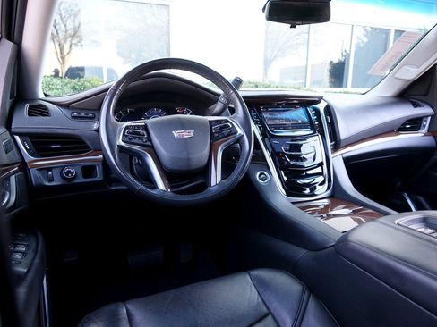 Used 2020 Cadillac Escalade Luxury image 5