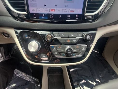 Used 2023 Chrysler Pacifica Touring-L FWD image 12