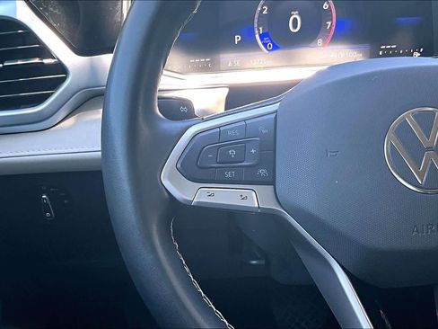 Used 2025 Volkswagen Taos SE w/ Black Wheel Package image 24