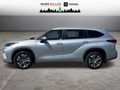 Used 2023 Toyota Highlander XLE AWD/4WD image 2