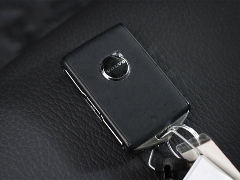 Certified 2025 Volvo XC60 B5 Plus image 33