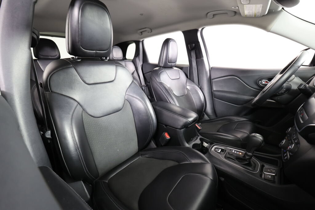 Used 2019 Jeep Cherokee Latitude Plus w/ Comfort/Convenience Group FWD image 25