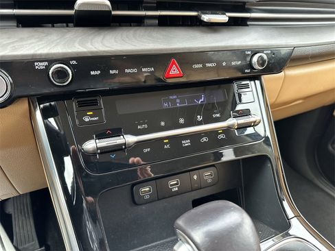 Used 2024 Kia Carnival EX image 19