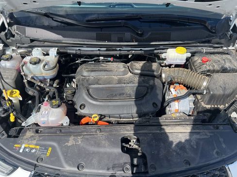 Used 2024 Chrysler Pacifica Select image 12