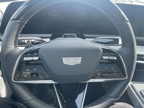 Certified 2025 Cadillac Optiq Luxury 2 w/ LPO, Floor Liner Package AWD/4WD image 19