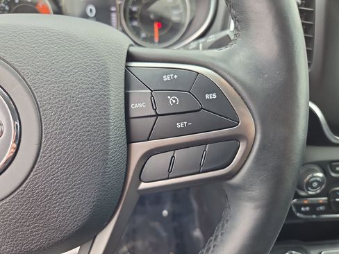 Used 2019 Jeep Cherokee Latitude Plus w/ Cold Weather Group AWD/4WD image 30
