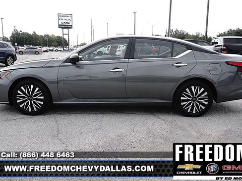 Used 2024 Nissan Altima 2.5 SV FWD image 4