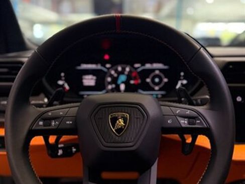 Used 2025 Lamborghini Urus SE AWD/4WD image 17