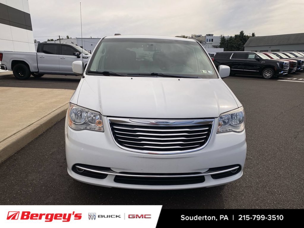 Used 2016 Chrysler Town & Country Touring FWD image 6