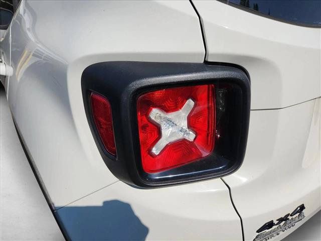 Used 2017 Jeep Renegade Altitude w/ Advanced Technology Group AWD/4WD image 9