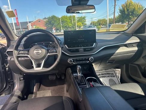 Used 2024 Nissan Altima 2.5 SV w/ SV Premium Package FWD image 15