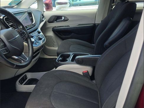 Used 2021 Chrysler Pacifica Touring FWD image 3