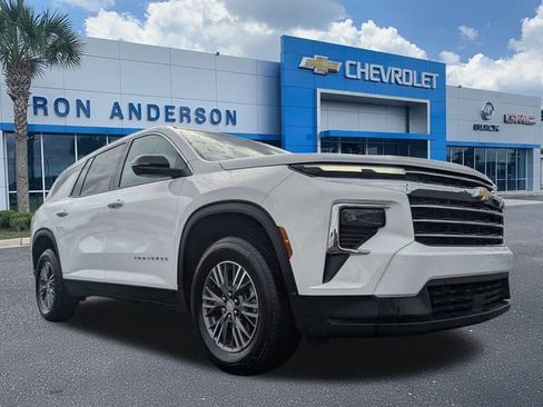 Used 2025 Chevrolet Traverse LT image 1