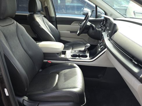 Used 2024 Kia Carnival LX FWD image 14