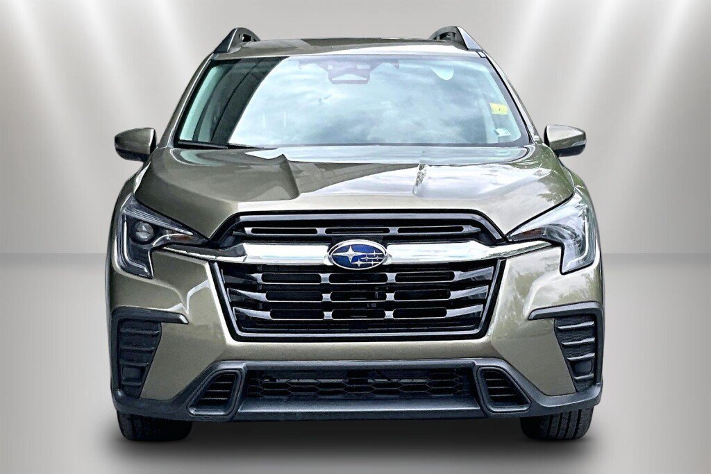 Used 2023 Subaru Ascent Premium w/ Convenience Package AWD/4WD image 2