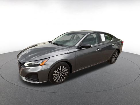 Used 2025 Nissan Altima 2.5 SV FWD image 8
