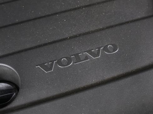 Certified 2025 Volvo XC40 B5 Plus AWD/4WD image 25