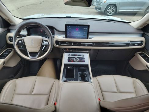 Used 2023 Lincoln Aviator Standard w/ Premium Package image 9