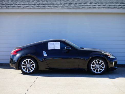 Used 2014 Nissan 370Z Coupe image 2