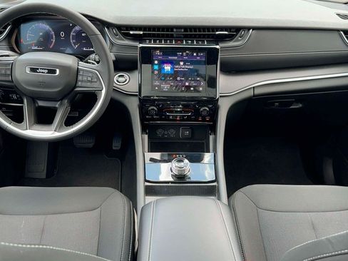 Used 2025 Jeep Grand Cherokee 4WD image 11
