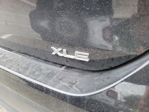 Used 2021 Toyota Highlander XLE FWD image 16