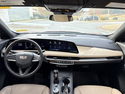 Used 2024 Cadillac XT4 Luxury w/ Cold Weather Package image 18