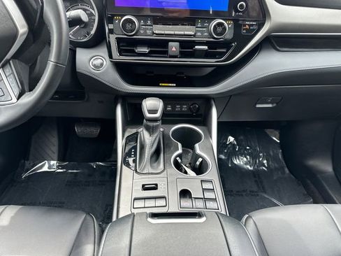 Used 2023 Toyota Highlander XLE AWD/4WD image 26