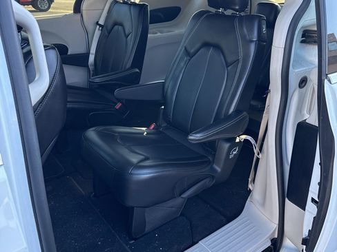 Used 2024 Chrysler Pacifica Touring-L image 20