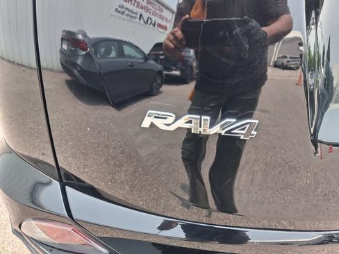 Used 2017 Toyota RAV4 LE AWD/4WD image 15