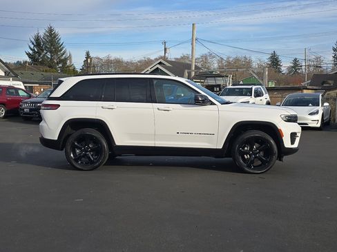 Used 2024 Jeep Grand Cherokee Altitude image 7