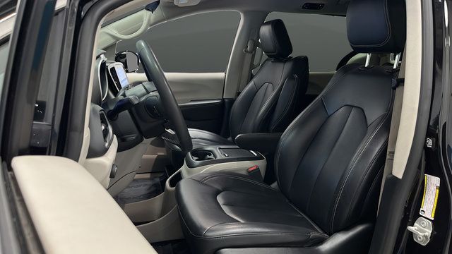 Used 2024 Chrysler Pacifica Touring-L FWD image 9