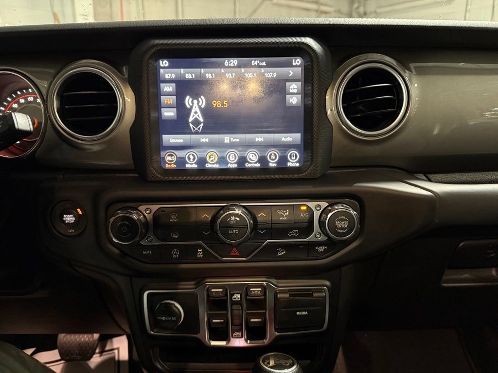 Used 2019 Jeep Wrangler Unlimited Sahara w/ Uconnect 4C Nav & Sound Group AWD/4WD image 10